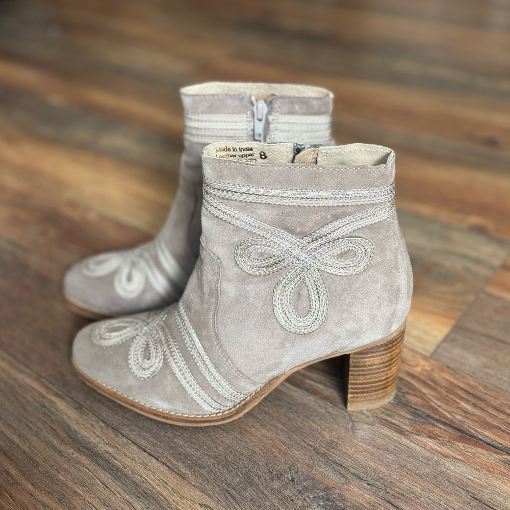 Very Volatile Mauve/ Gray Suede Ankle Boots